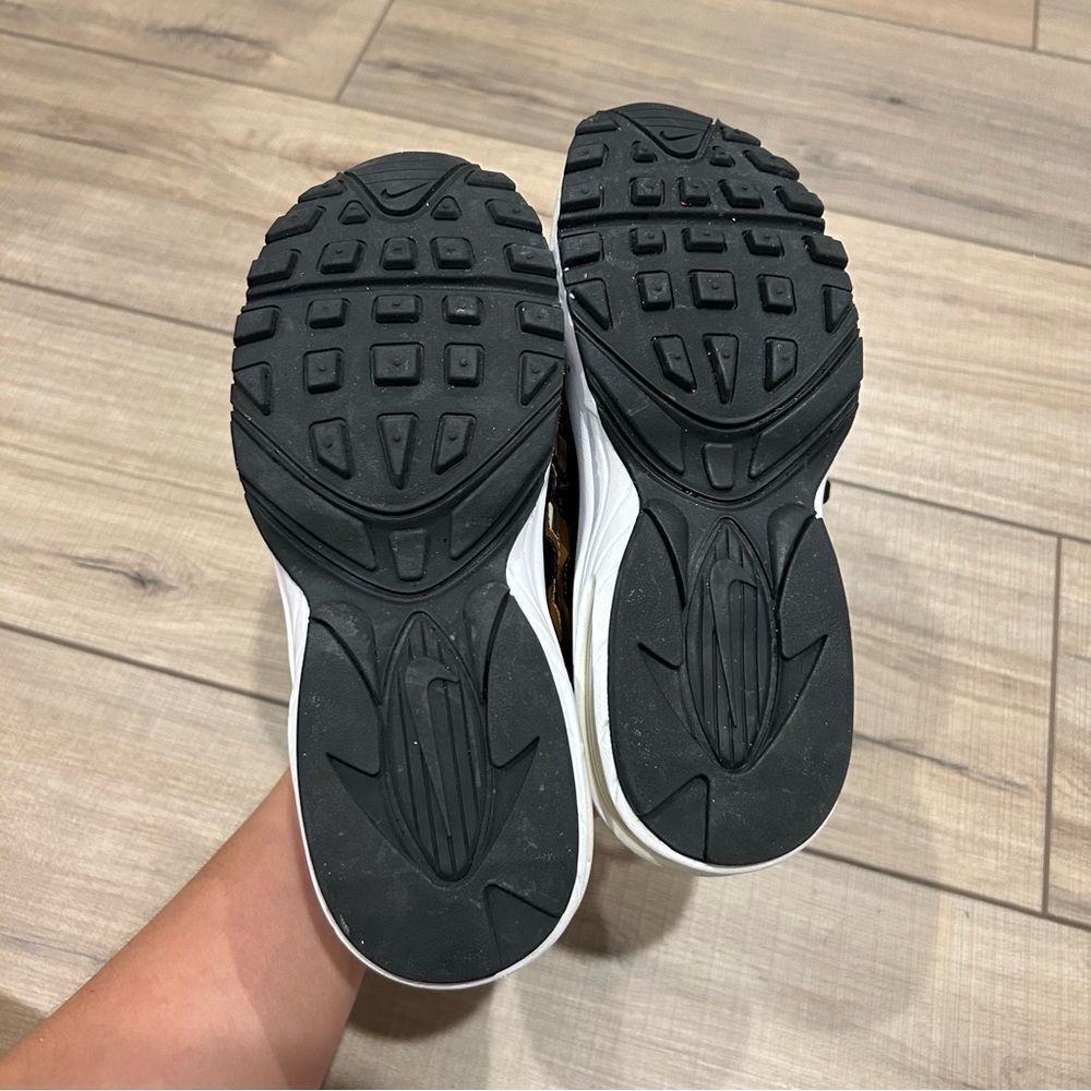 Nike Air Max 95 Youth 1Y Sneaker Shoes Black Metallic Gold 905461-032 - Picture 9 of 11